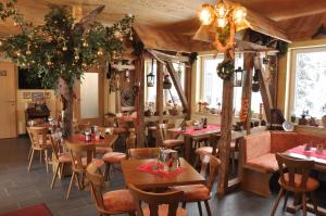 ein Restaurant mit Tischen und Stühlen in einem Zimmer in der Unterkunft Pension Waldschloesschen in Oberhof