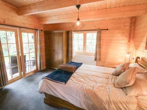 Ένα ή περισσότερα κρεβάτια σε δωμάτιο στο Bryn Derwen Lodge