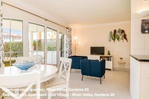 a kitchen and living room with a table and chairs at Akisol Vilamoura Villag in Vilamoura
