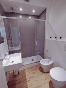 La salle de bains est pourvue de 2 lavabos, d'une douche et de toilettes. dans l'établissement Seabed superior rooms, à Termoli