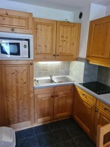 Køkken eller tekøkken på Les chalets du galibier 2 WIFI Parking privé 4stars