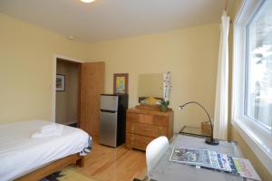 Postel nebo postele na pokoji v ubytování U of A Homestay, Trails & Whyte Ave