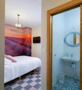 a bedroom with a bed and a bathroom with a sink at Casa Rural Villa San Juan in Cúllar-Vega