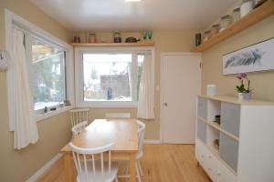 Kuchyň nebo kuchyňský kout v ubytování U of A Homestay, Trails & Whyte Ave