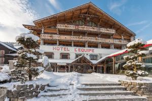 モルジヌにあるHotel L'Equipeの階段に雪が降る大きなホテル