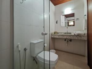 een badkamer met een toilet en een wastafel bij Pousada Ilha dos Anjos in Florianópolis