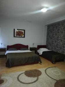 1 dormitorio con 2 camas y pared de ladrillo en B & B 903ta, en Skopje