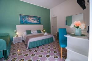sypialnia z łóżkiem i wazonem kwiatów w obiekcie V&V Suite & Breakfast w mieście Pompeje