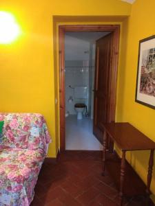 MontaleにあるAppartamento Margheritaの黄色の壁の客室で、バスルーム(トイレ付)が備わります。