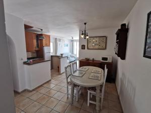 a kitchen and dining room with a table and chairs at Apartamento paula 2 in Níjar