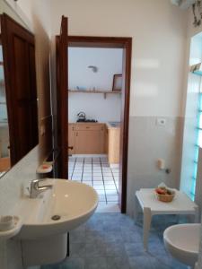 トッレ・ヴァードにあるOblòのバスルーム(洗面台、トイレ、シンク付)