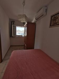 Un dormitorio con una cama con una manta roja. en Apartamento paula 2, en Níjar