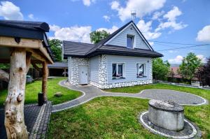 a small house with a winding driveway at Willa Ale Góry Dom na wyłączność in Korbielów
