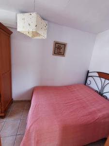a bedroom with a bed with a red blanket at Apartamento paula 2 in Níjar