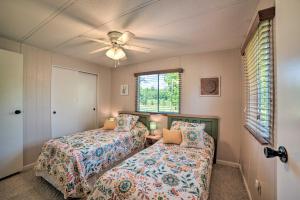 um quarto com 2 camas e uma ventoinha de tecto em Murray Getaway with Deck Near Fishing and Boating! em Murray