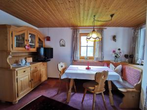 cocina con mesa y sillas en una habitación en Haus Bichl, en Finkenberg