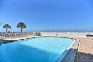Bazén v ubytovaní Sunny Seaside Condo with Pool and Walk to Beach! alebo v jeho blízkosti