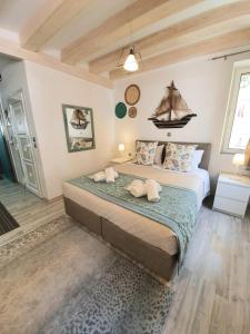 um quarto com uma cama grande num quarto em Helens Apartment em Corfu Town