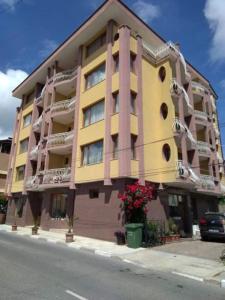 un gran edificio al lado de una calle en Family Hotel Denica, en Obzor