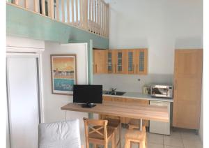 Kuchyň nebo kuchyňský kout v ubytování Hôtel & Appart-hôtel Olatua