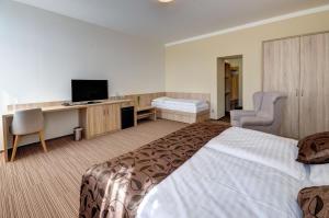 Hotel GTC 3* superior客房内的一张或多张床位