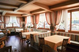 Restauracja lub miejsce do jedzenia w obiekcie Gasthof Albergo Neuwirt
