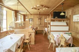 Restauracja lub miejsce do jedzenia w obiekcie Gasthof Albergo Neuwirt