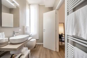 Koupelna v ubytování Emilia Suite Essence + 20 fotografií
