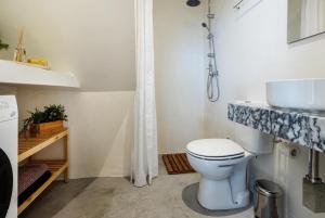 uma casa de banho com um WC e um lavatório em Alfar Story - Évora House em Évora