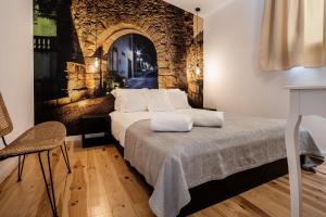Postel nebo postele na pokoji v ubytování Alfar Story - Évora House