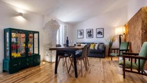 a living room with a table and a couch at Alfar Story - Évora House in Évora