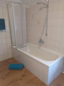 un baño con ducha y bañera en Schlossblick Herborn, en Herborn 18 fotos más
