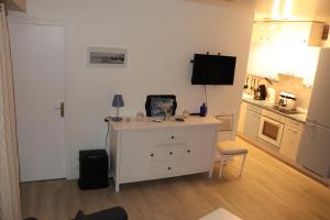 Η κουζίνα ή μικρή κουζίνα στο RESIDENCE LES BAINS HOULGATE +10 φωτογραφίες
