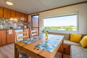 a kitchen and living room with a table and a couch at Kingsajz in Giżycko
