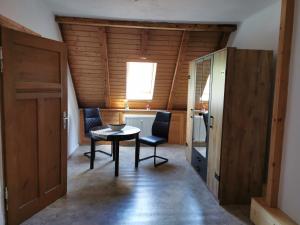 a small dining room with a table and a kitchen at Anhalter Berg in Quedlinburg