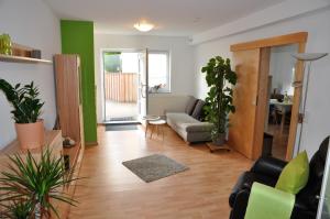 sala de estar con sofá y silla en Ferienwohnung Naurod, en Wiesbaden