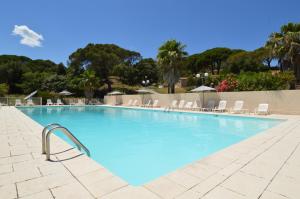 Bazén v ubytování Le Domaine de VILLEPEY By SdR nebo v jeho okolí