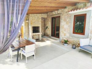 Posedenie v ubytovaní Stone hause Noa