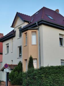 una gran casa blanca con techo rojo en Anhalter Berg en Quedlinburg