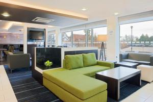 Зона вітальні в Holiday Inn Express Cambridge Duxford M11 Jct 10, an IHG Hotel