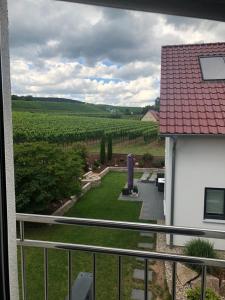 Vous bénéficierez d'une vue sur le jardin depuis le balcon d'une maison. dans l'établissement FeWo Stubenhocker, à Pleisweiler-Oberhofen