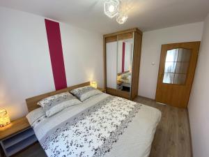 Posteľ alebo postele v izbe v ubytovaní APARTAMENT MARTYNKA