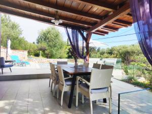 Patio alebo iná vonkajšia časť ubytovania Stone hause Noa