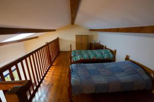 1 dormitorio con 1 cama en el suelo de madera en Hôtel Ilargi, en Ascain