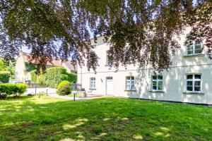 a large white house with a green yard at Edelburg 3 - Ferienwohnung in Hemer +3 photos