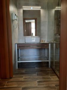 ein Bad mit einem Waschbecken und einem Spiegel in der Unterkunft Luxurious Studios Nani in Kranewo