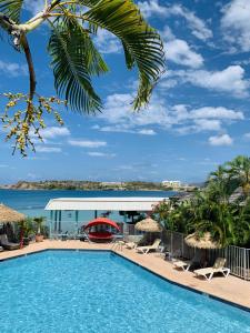 Swimmingpoolen hos eller tæt på Emerald Beach Resort