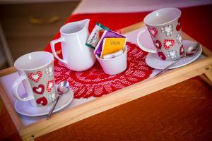 Příslušenství pro přípravu čaje a kávy v ubytování V&V Suite & Breakfast