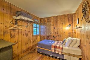 En eller flere senger på et rom på Charming Wilmington Cabin, 8 Mi to Mt Snow!