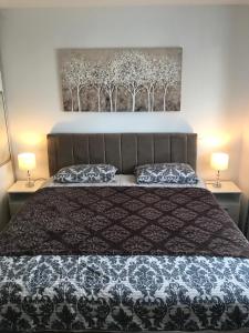 een slaapkamer met een bed met 2 kussens erop bij Luna Apartments, apartments with style in Zagreb